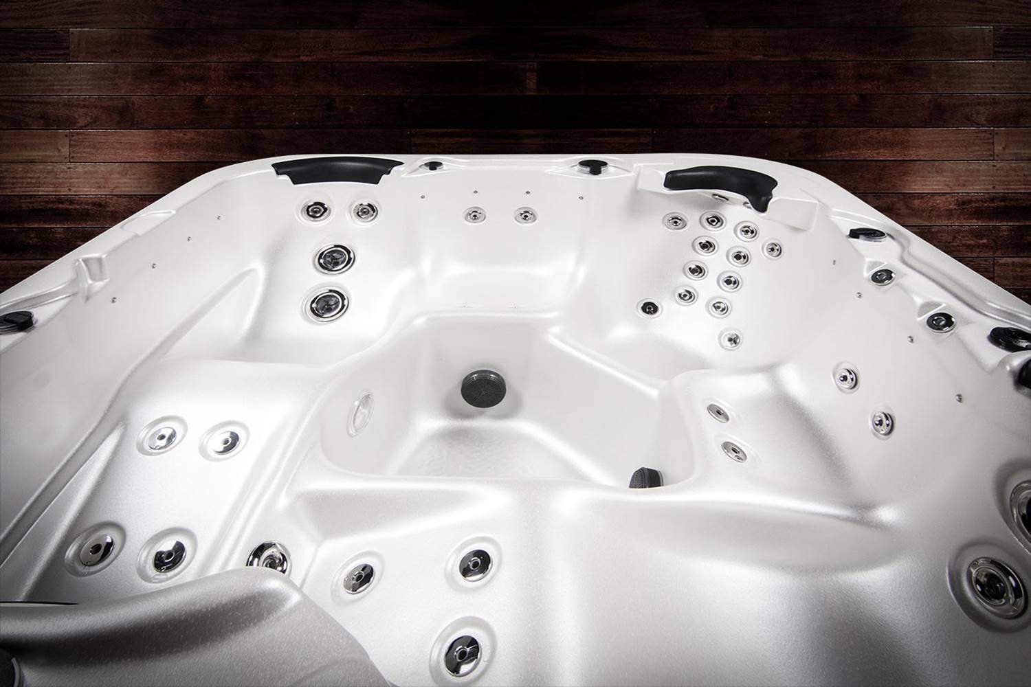 Установка пятиместного спа-бассейна Vortex Spas Mercury